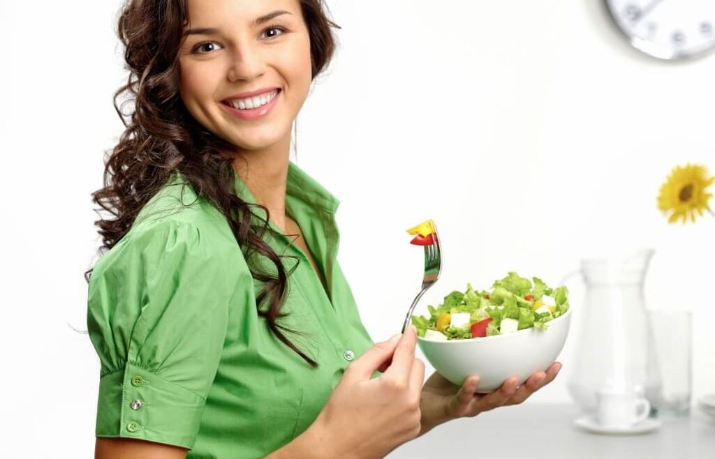 Девушка ест овощной салат на 6-лепестковой диете